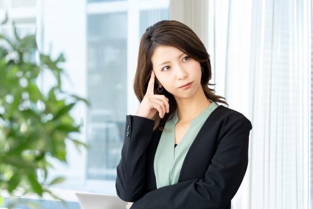 考え事をしている女性