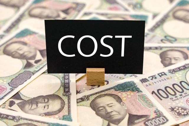 1万円札とCOSTの文字