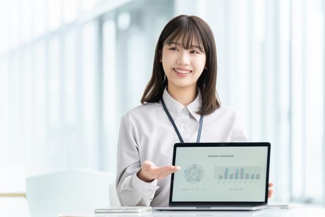 笑顔で対話をする女性