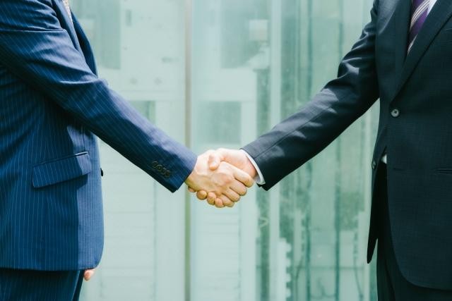 握手をするビジネスマンたち