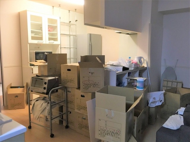 荷造りをしている部屋の風景