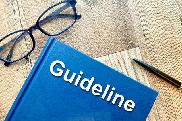 ガイドラインの本をチェックするイメージ