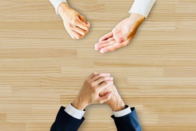 話し合う男女の手