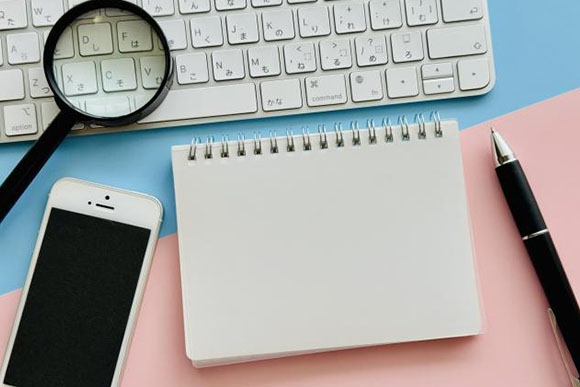 パソコンやスマートフォンで調べるイメージ