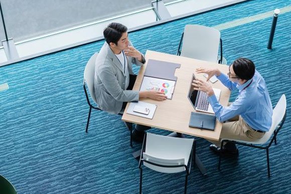 オフィスで打合せをするビジネスマンたち