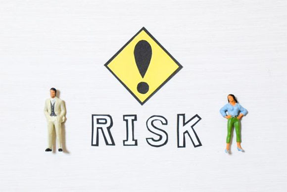 RISKの文字と注意マーク