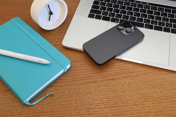 ビジネスイメージ（ノートパソコン、スマートフォン、時計、手帳、ペン）