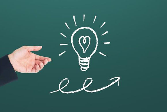 電球のイラストと説明する手