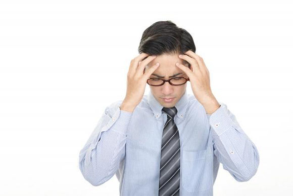 頭を抱えているオーナーのイメージ