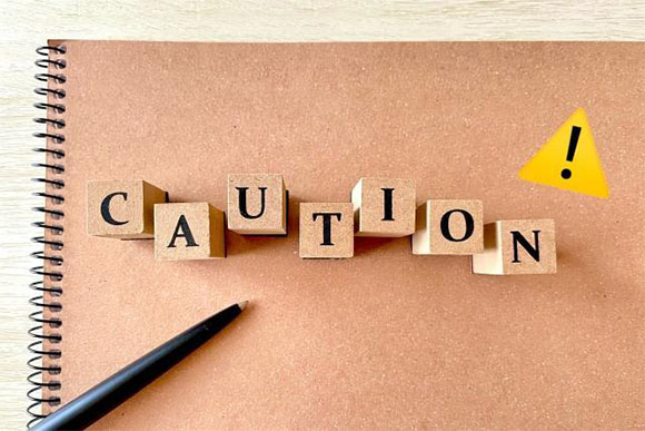 cautionの文字と注意マーク