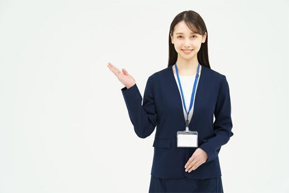 案内をするスーツ姿の女性