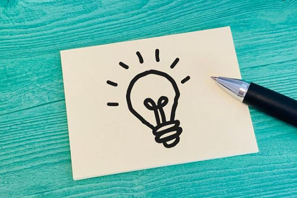 紙に描かれた豆電球の絵とペン