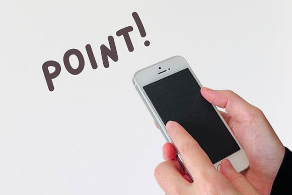 スマートフォンを操作する手元とPOINTの文字