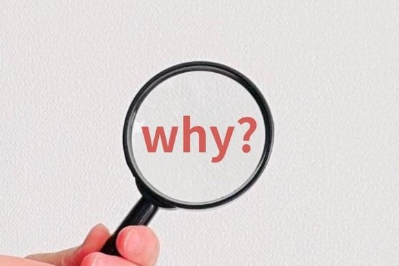 虫眼鏡を持つ手元とwhy？の文字