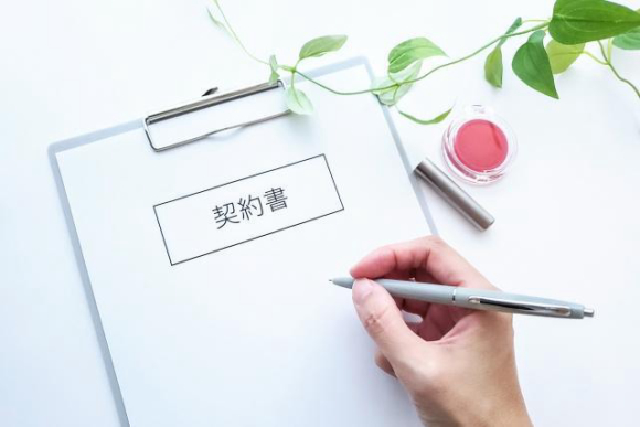 契約書にサインする様子